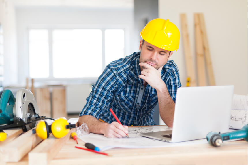 focus-construction-worker-on-construction-site-9JYZ8NP.jpg